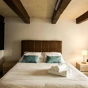 Traditional Townhouse On The Main Street In Blue Door Appartamento